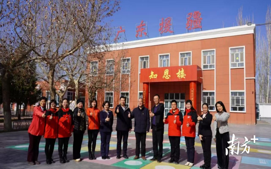 海珠区教育局送教交流团合影。赴新附攜 海珠区教育局送教交流团合影。流團